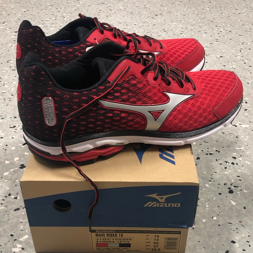 Never worn Mizuno wave rider running shoes